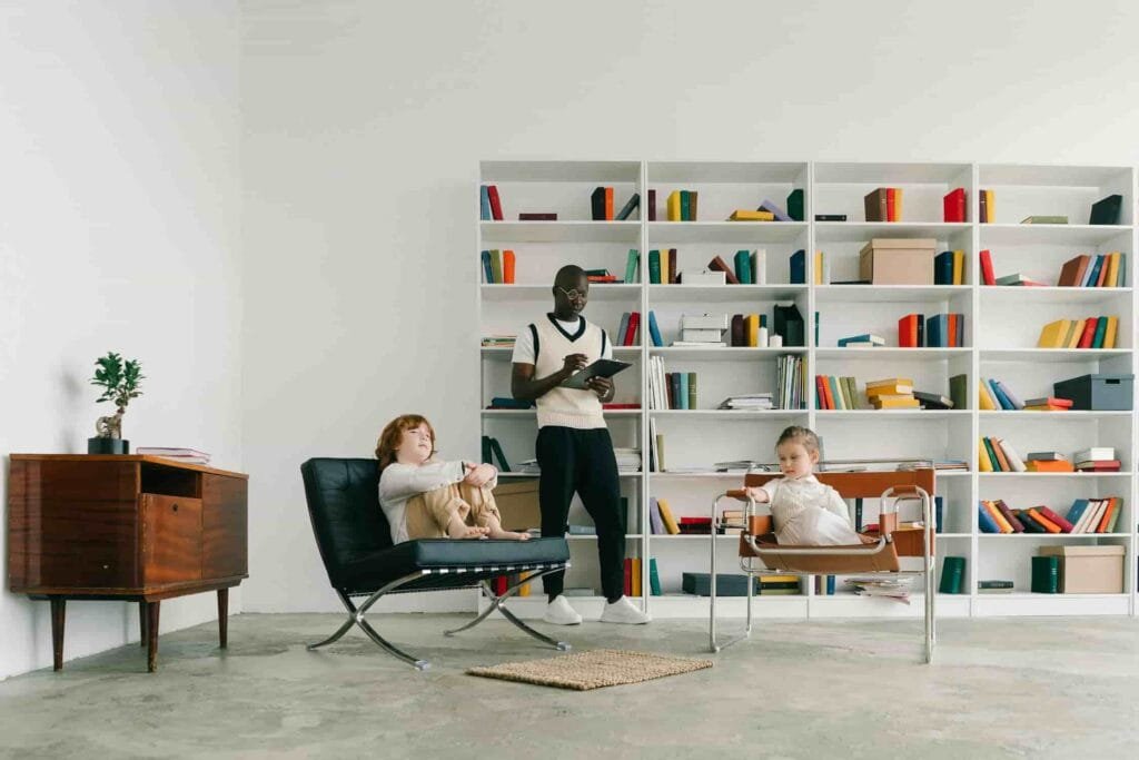 Psicologo scolastico in seduta con due bambini