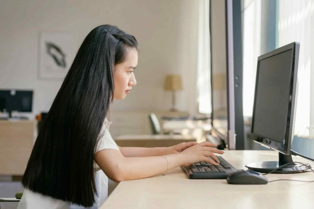 ragazza fa una nota di credito elettronica al pc